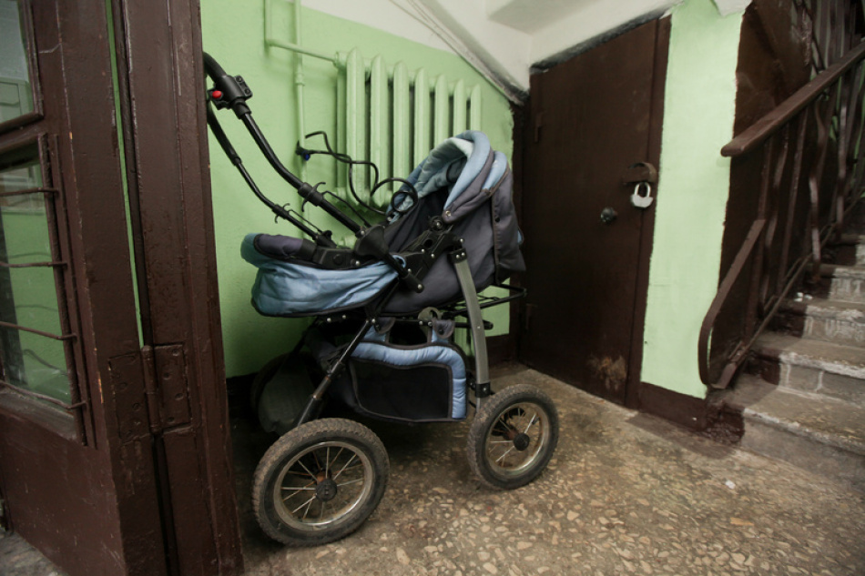 Петербуржцам рассказали, как избежать штрафа за хранение вещей в подъездах